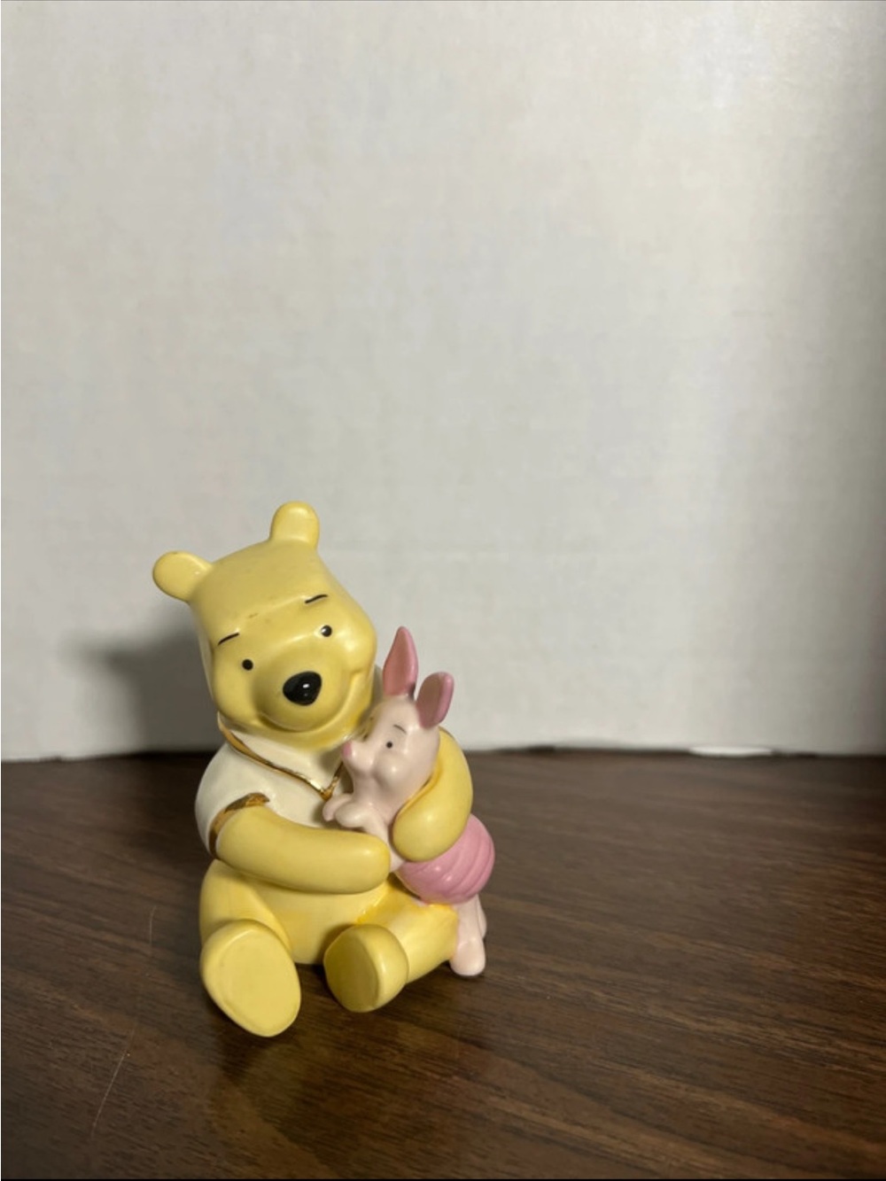 Lenox -Winnie the Pooh & Piglet Hugging Figurine - collectable
